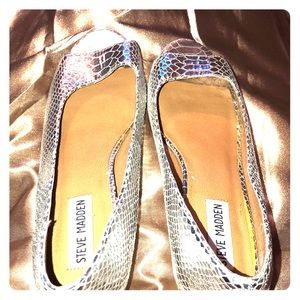 Metallic peep toe Steve Madden flats